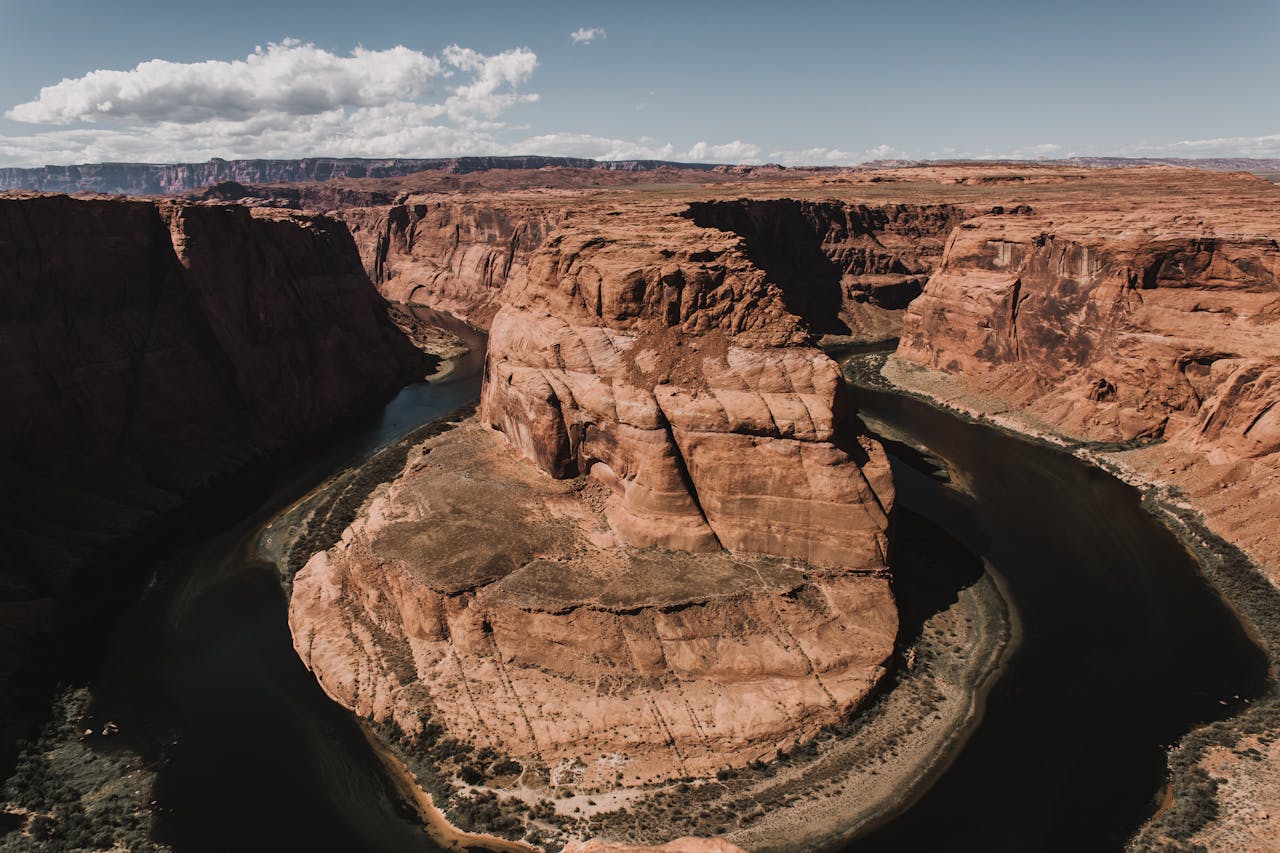 Discover the breathtaking Horseshoe Bend rock formation in Arizonas stunning landscape.